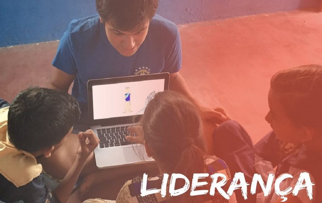 Homem com um notebook ensinando sobre liderança para crianças