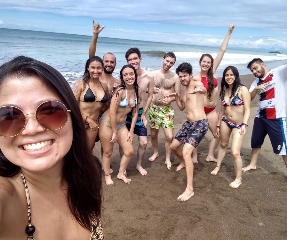 Grupo de jovens em uma praia