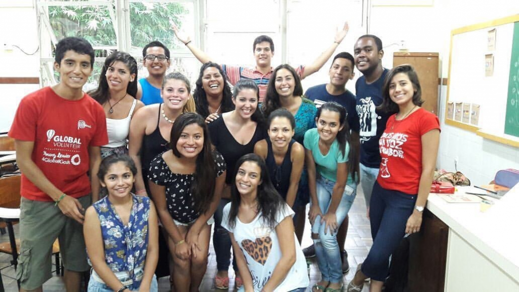 Grupo de jovens voluntários recebendo intercambistas